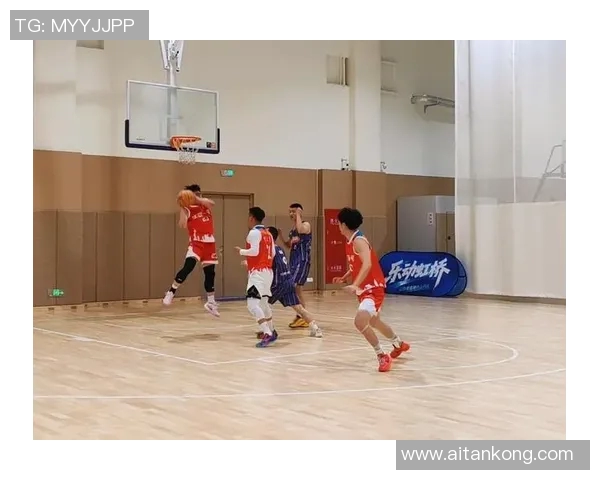篮球巨星亲临街头篮球场与年轻球员激情对决引发热烈反响